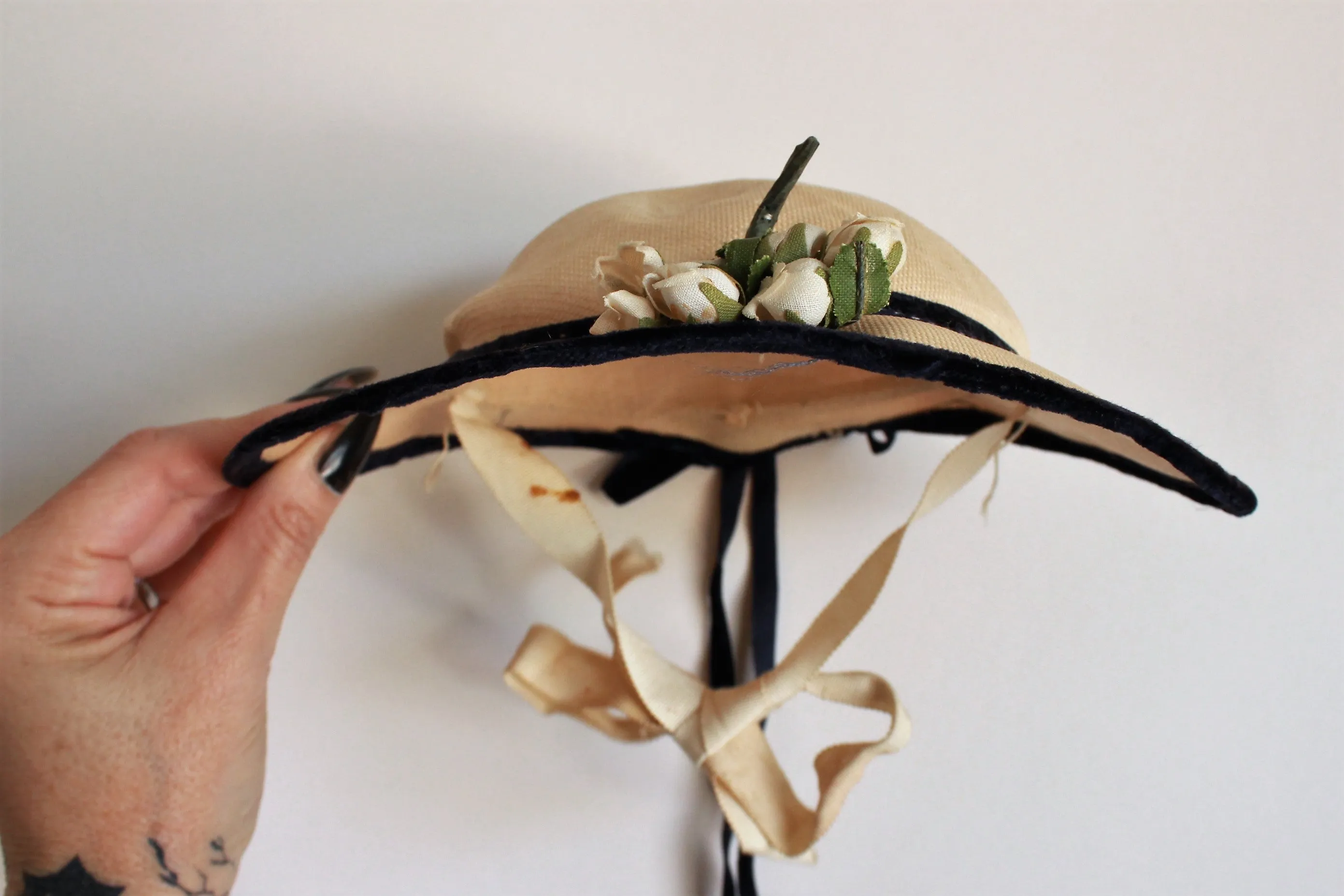 Vintage 1950s Straw Hat with Velvet Ribbon Trim and Flowers