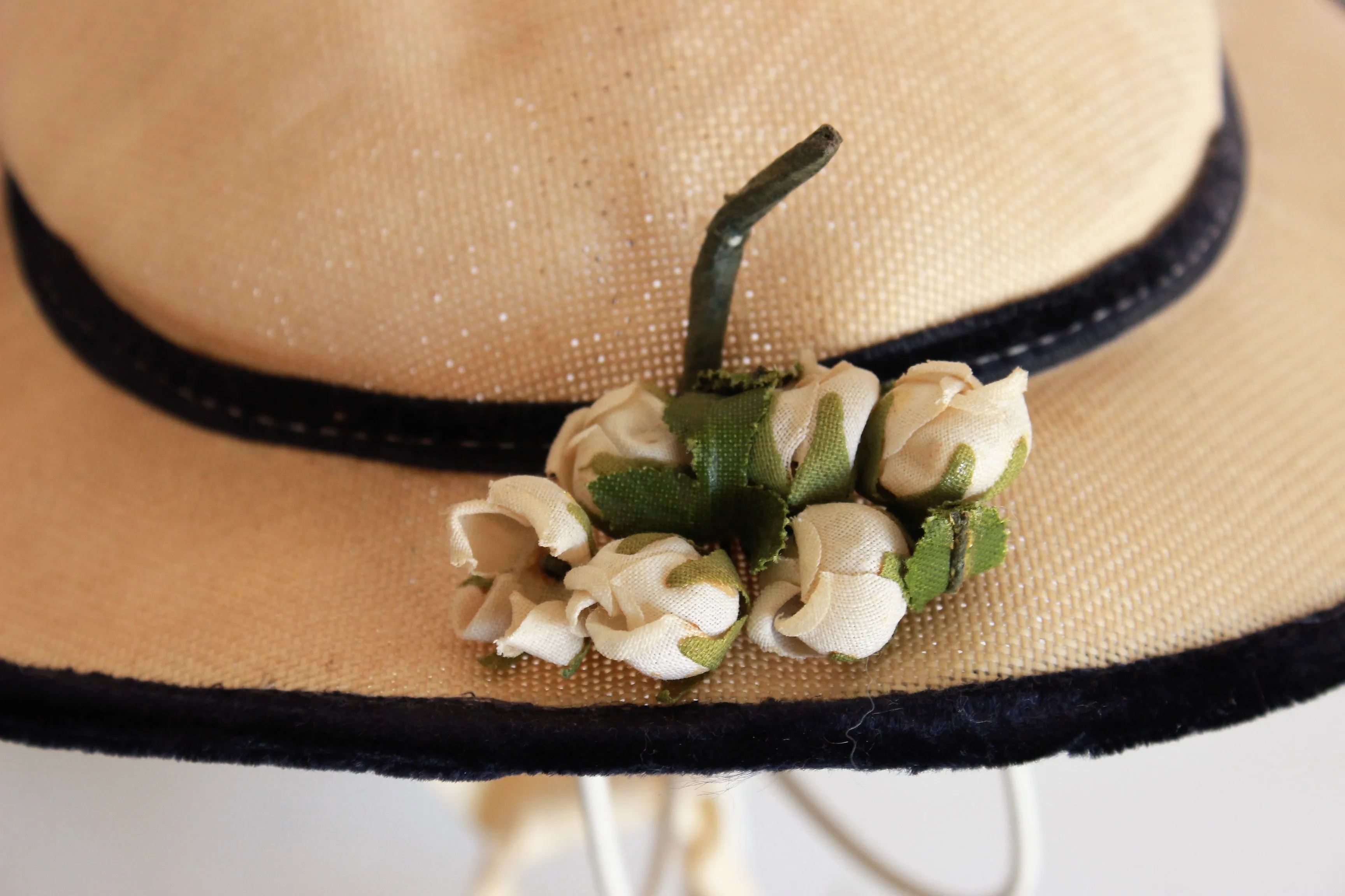 Vintage 1950s Straw Hat with Velvet Ribbon Trim and Flowers